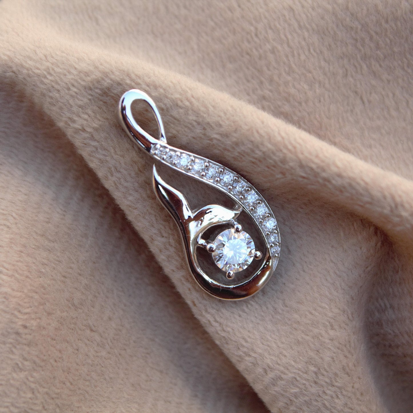 Moissanite Round Cut Stone Pendant, Silver Dainty Pendant for Her, Colorless Moissanite Jewelry Gift for Her, Women's Charm Pendant