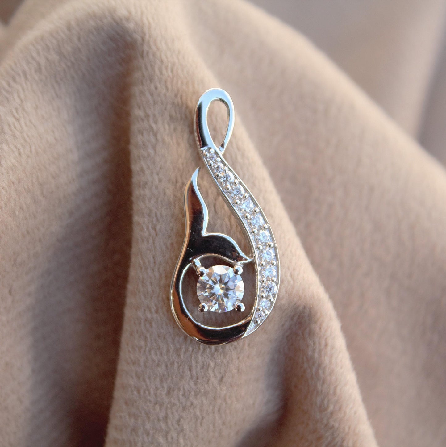 Moissanite Round Cut Stone Pendant, Silver Dainty Pendant for Her, Colorless Moissanite Jewelry Gift for Her, Women's Charm Pendant