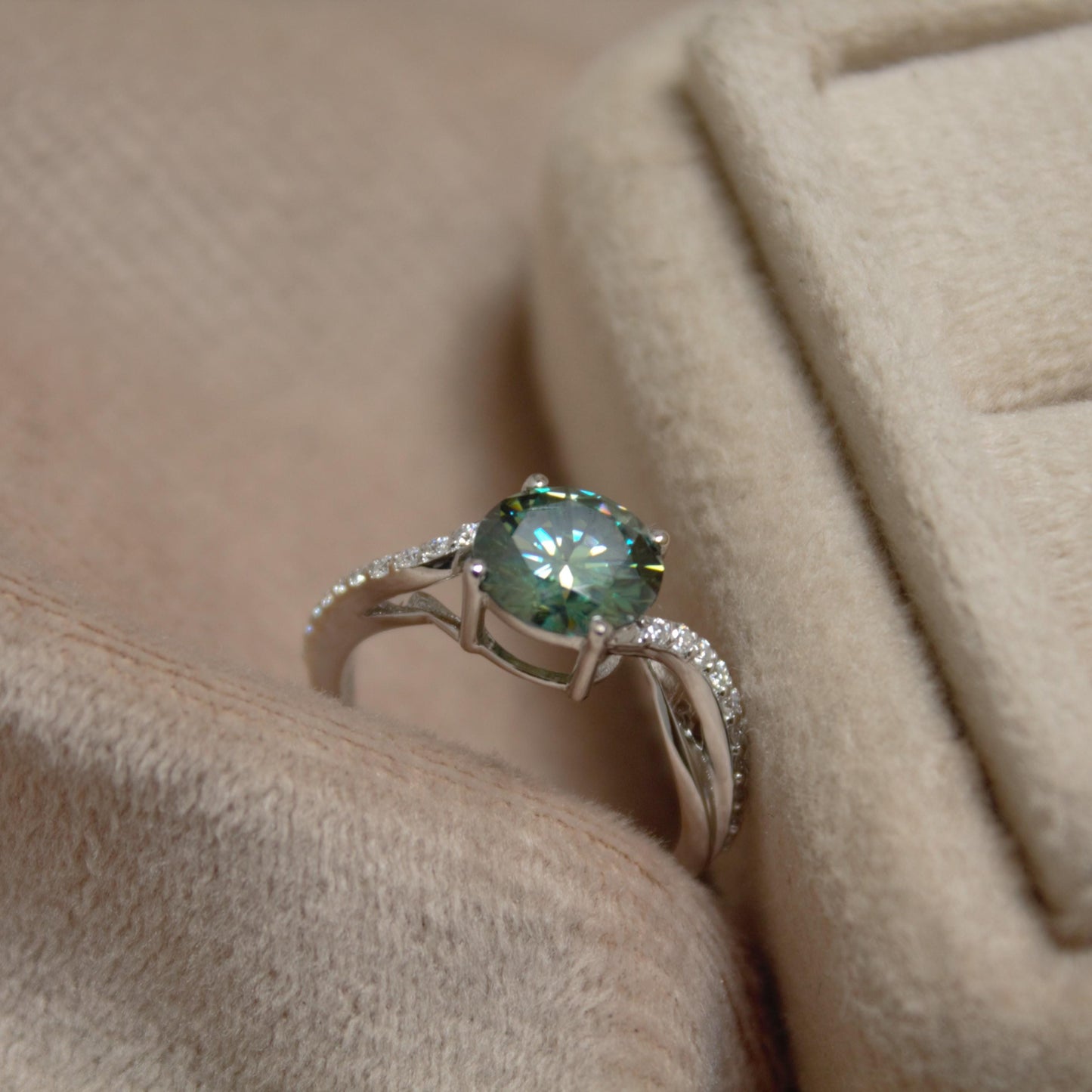 Green Brilliant Cut Moissanite Gold Ring for Women, Elegant Solid White Gold Ring, Prong Setting Lightweight Gold Ring, 18k Gold Jewelry