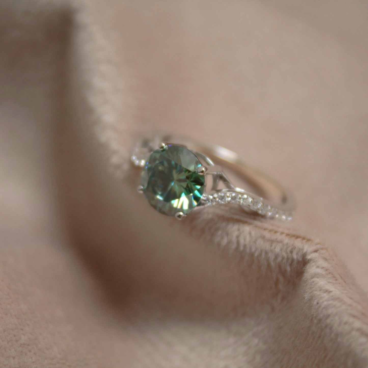 Green Brilliant Cut Moissanite Gold Ring for Women, Elegant Solid White Gold Ring, Prong Setting Lightweight Gold Ring, 18k Gold Jewelry