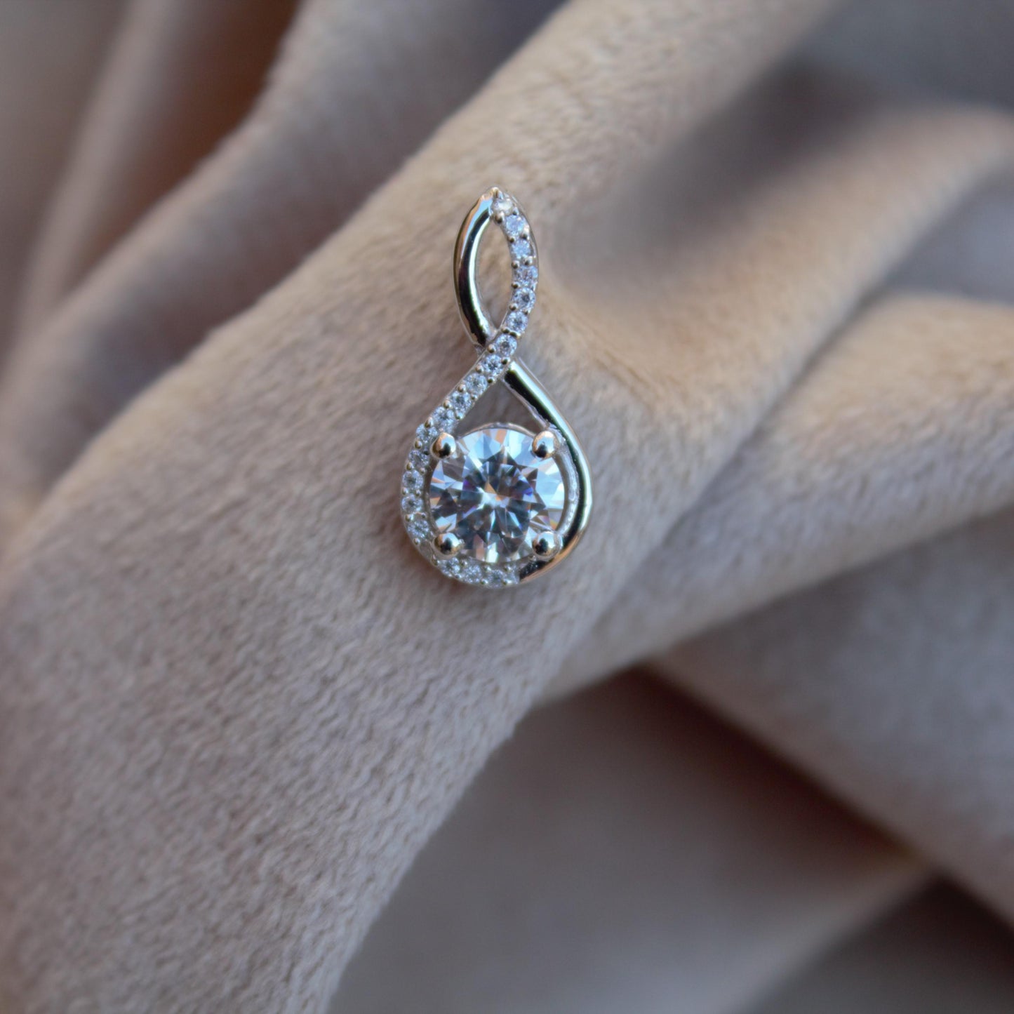 Colorless Moissanite Pendant in 925 Sterling Silver, Round Cut Stone Pendant, White Stone Minimalist Pendant, Silver Dainty Pendant Jewelry