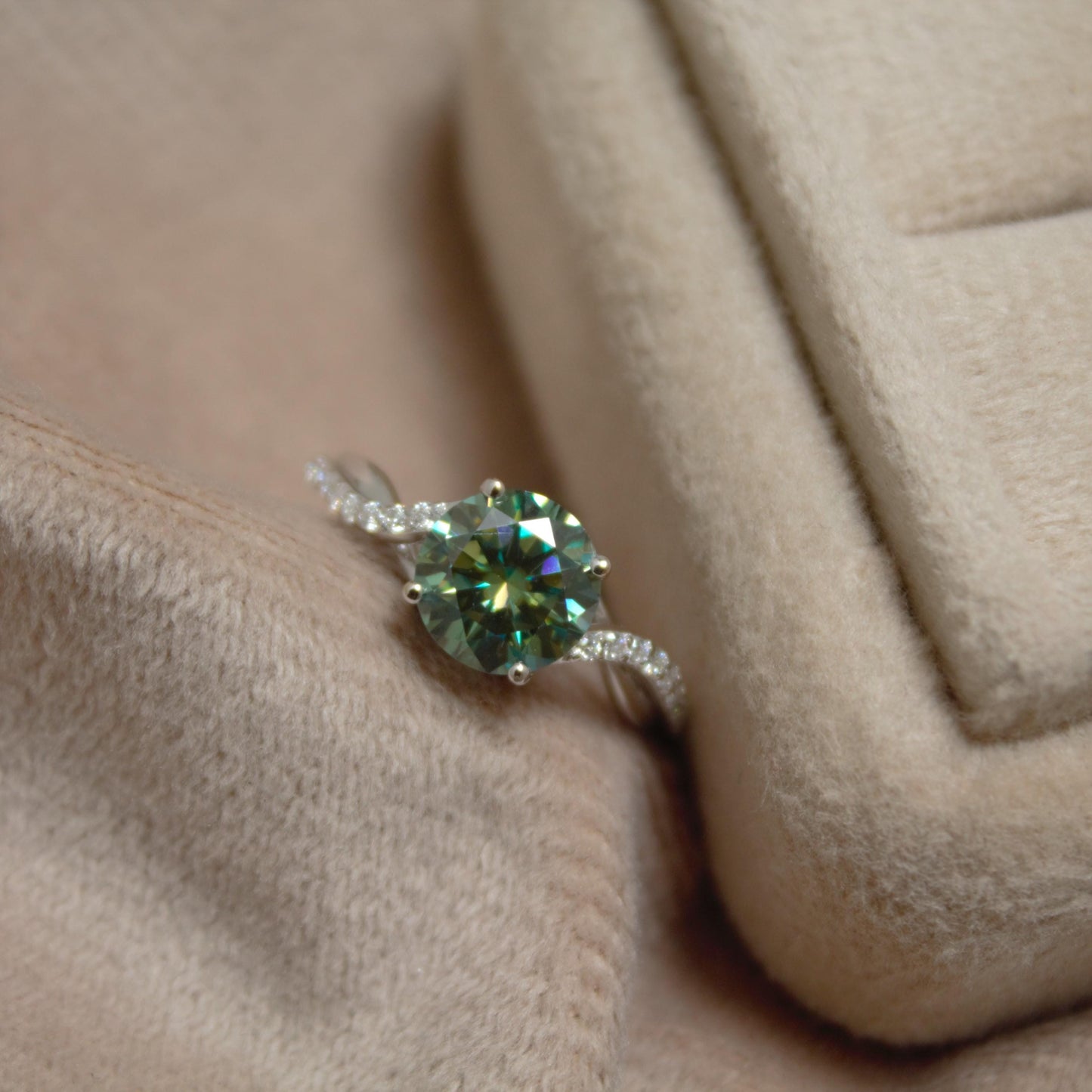 Green Brilliant Cut Moissanite Gold Ring for Women, Elegant Solid White Gold Ring, Prong Setting Lightweight Gold Ring, 18k Gold Jewelry