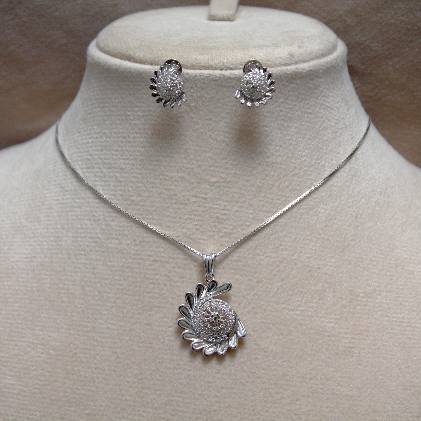 Real Diamond 18K Gold Necklace Set, IGI Certified Diamond Jewelry Set, Chain Pendant Necklace with Stud Earrings, Designer Diamond Jewelry