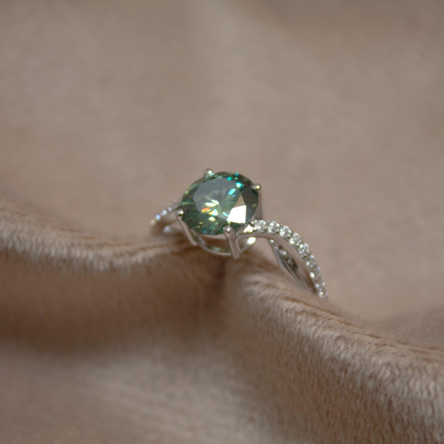 Green Brilliant Cut Moissanite Gold Ring for Women, Elegant Solid White Gold Ring, Prong Setting Lightweight Gold Ring, 18k Gold Jewelry