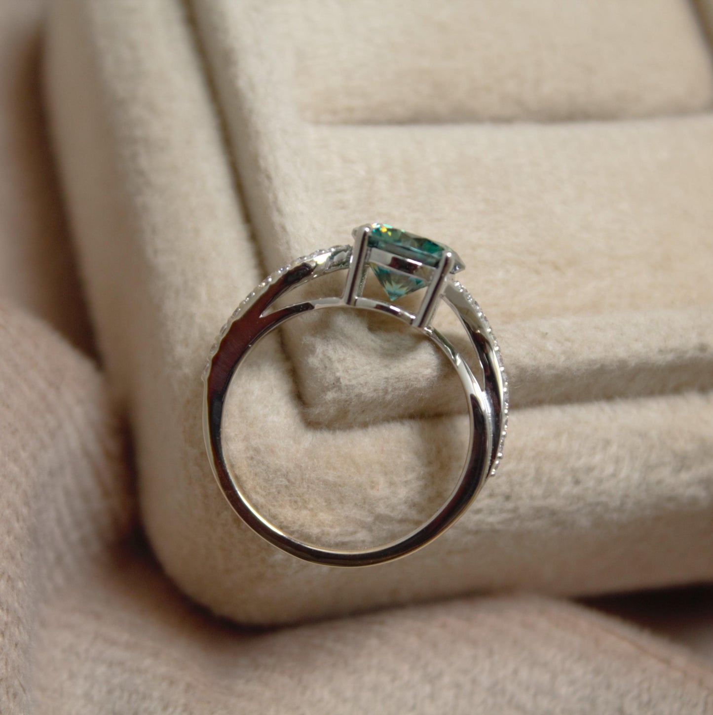 Green Brilliant Cut Moissanite Gold Ring for Women, Elegant Solid White Gold Ring, Prong Setting Lightweight Gold Ring, 18k Gold Jewelry