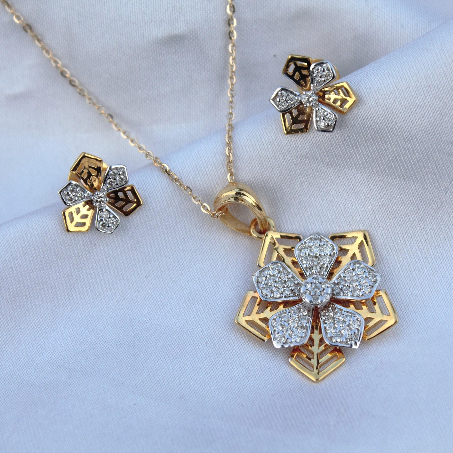 Yellow Gold Diamond Jewelry Set, 18k Gold Pendant Earring Set, Floral Design Classic Jewelry, Gold Chain Pendant with Stud Earrings for Her